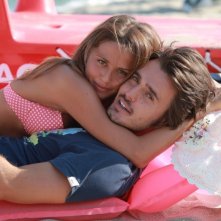 Operazione vacanze: Benedetta Valanzano insieme a Rudy Smaila in una foto promozionale del film