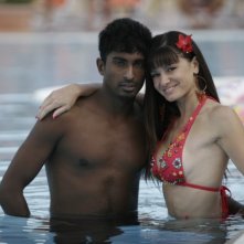 Operazione vacanze: Cosetta Turco in una foto promozionale del film insieme a Ranjit Mahendran