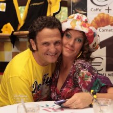 Operazione vacanze: Manuela Morabilto insieme ad Enzo Salvi in una foto promozionale