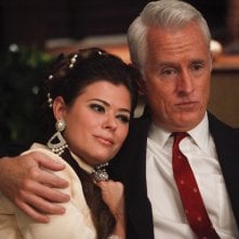 Peyton List e John Slattery nell'episodio Far Away Places della quinta stagione di Mad Men