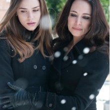 Revenge: Christa B. Allen e Madeleine Stowe nell'episodio Absolution