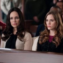 Revenge: Christa B. Allen e Madeleine Stowe nell'episodio Justice