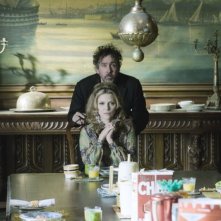 Tim Burton insieme ad una splendida Michelle Pfeiffer sul set di Dark Shadows