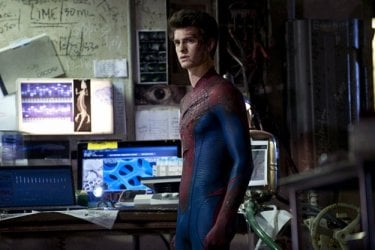 Un preoccupato Andrew Garfield indossa la tuta dell'Uomo Ragno in The Amazing Spider-Man