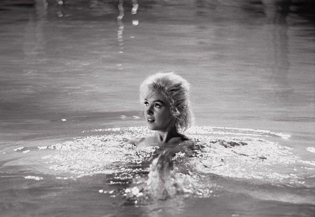 Una splendida Marilyn Monroe in una sequenza di Something's Got to Give, il suo ultimo film
