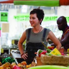 Il Dittatore: Anna Faris con un nuovo look in una scena tratta dal film