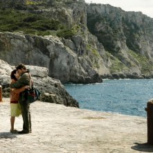 Isole: Ivan Franek e Asia Argento in una tenera scena del film