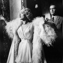Marlene Dietrich è una diva del varietà in Paura in palcoscenico