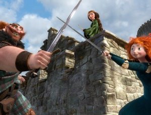Merida incrocia la spada col padre sotto lo sguardo preoccupato della madre in una scena di Ribelle - The Brave