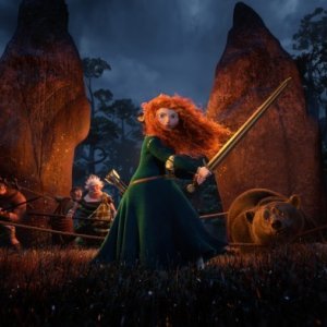 Merida sfida nemici, orsi e pericoli nella notte scozzese in una scena di Ribelle - The Brave