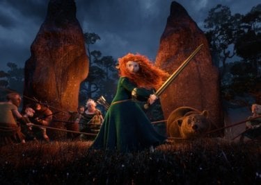 Merida sfida nemici, orsi e pericoli nella notte scozzese in una scena di Ribelle - The Brave