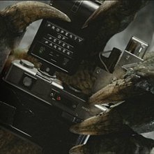 Rhys Ifans Nei Panni Di The Lizard Stringe In Mano La Macchina Fotografica Di Peter Parker In Una Sc 239279