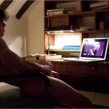 Chroniques sexuelles d'une famille d'aujourd'hui, uno dei protagonisti si masturba davanti al PC