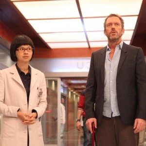 Dr House: Hugh Laurie e Charlyne Yi nell'episodio Love is Blind