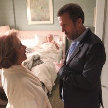 Dr House: Hugh Laurie e Diane Baker nell'episodio Love is Blind