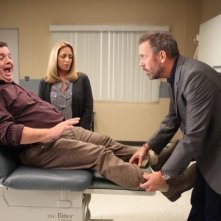 Dr House: Hugh Laurie e John Scurti in una scena dell'episodio Parents