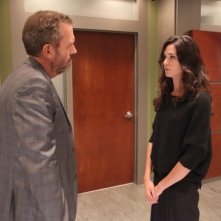 Dr House: Hugh Laurie e Odette Annable in una scena dell'episodio Affare rischioso