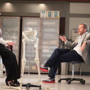 Dr House: Hugh Laurie e Odette Annable nell'episodio Affare rischioso