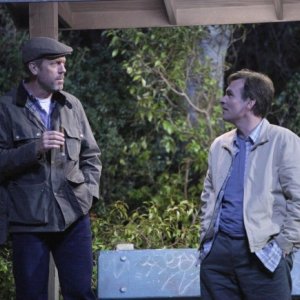 Dr House: Hugh Laurie e Robert Sean Leonard in una scena dell'episodio Post Mortem