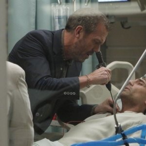 Dr House: Hugh Laurie e Vincent Spano nell'episodio Perils of Paranoia