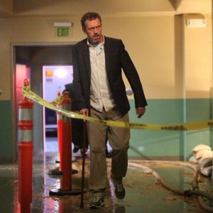 Dr House: Hugh Laurie in una scena dell'episodio Holding On