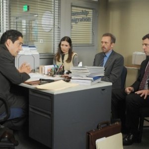 Dr House: Hugh Laurie, Karolina Wydra e Jose Zuniga nell'episodio Man of the House