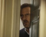 Hugh Laurie attacca una giornalista per difendere Dr House: “Avevo bevuto e ho reagito male”