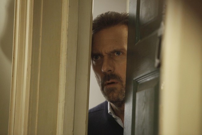 Hugh Laurie attacca una giornalista per difendere Dr House: “Avevo bevuto e ho reagito male”