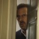 Hugh Laurie attacca una giornalista per difendere Dr House: “Avevo bevuto e ho reagito male”