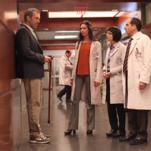 Dr House: Hugh Laurie, Odette Annable, Charlyne Yi e Peter Jacobson nell'episodio Holding On