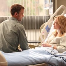 Dr House: Jesse Spencer e Julie Mond in una scena dell'episodio Chase