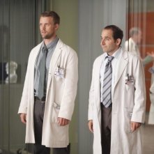 Dr House: Jesse Spencer e Peter Jacobson nell'episodio The Confession