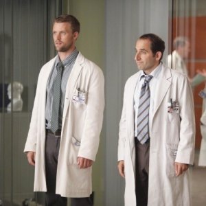 Dr House: Jesse Spencer e Peter Jacobson nell'episodio The Confession