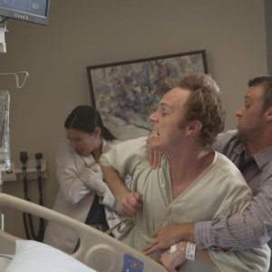 Dr House: Jesse Spencer, Odette Annable e la guest star David Anders in una scena dell'episodio Nobody's Fault