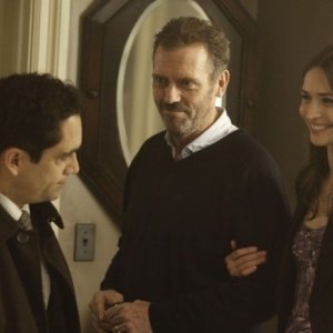 Dr House: Jose Zuniga, Hugh Laurie e Karolina Wydra nell'episodio Man of the House