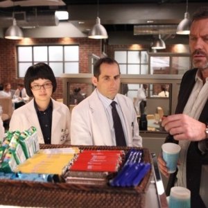 Dr House: Odette Annable, Charlyne Yi, Peter Jacobson e Hugh Laurie nell'episodio Blowing the Whistle