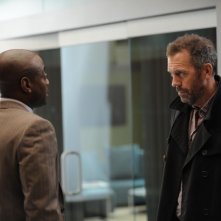Dr House: Omar Epps e Hugh Laurie nell'episodio Dead & Buried
