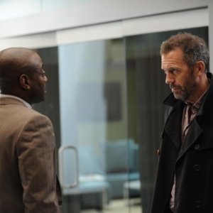 Dr House: Omar Epps e Hugh Laurie nell'episodio Dead & Buried