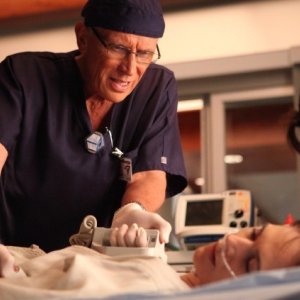 Dr House: Peter Weller nell'episodio Post Mortem