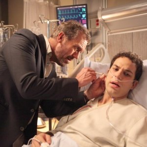 Dr House: Skylar Astin ed Hugh Laurie nell'episodio Holding On