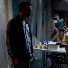 Elefante blanco: Jérémie Renier alle prese con alcuni spacciatori delle favelas in una scena tratta dal film