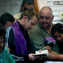 Elefante blanco: Jérémie Renier celebra un funerale in una scena del film