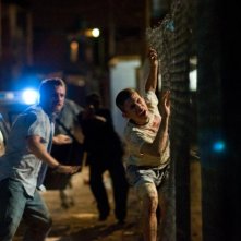 Elefante blanco: Jérémie Renier durante una sparatoria in una scena tratta dal film