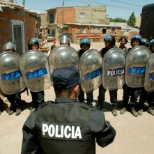 Elefante blanco: la polizia schierata pronta a fare irruzione nelle favelas in scena tratta dal film