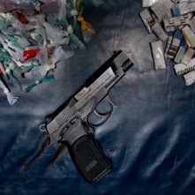 Elefante blanco: una partita di droga e una pistola in una scena del film