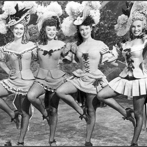 Marilyn Monroe, Joyce Mackenzie, Marion Marshall, Barbara Smith ne La figlia dello sceriffo del '50