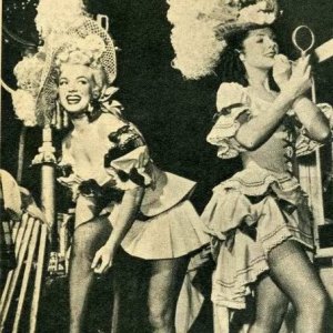 Marilyn Monroe ne La figlia dello sceriffo con altre interpreti del film