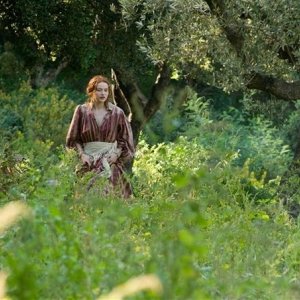 Renoir: Christa Theret in mezzo ai prati di casa Renoir