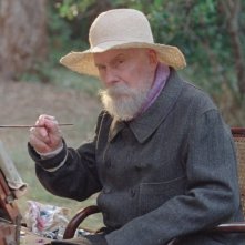 Renoir: Michel Bouquet in una scena del film nei panni del grande pittore impressionista