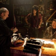 Rock of Ages: Russell Brand, Paul Giamatti e Alec Baldwin in una scena del film